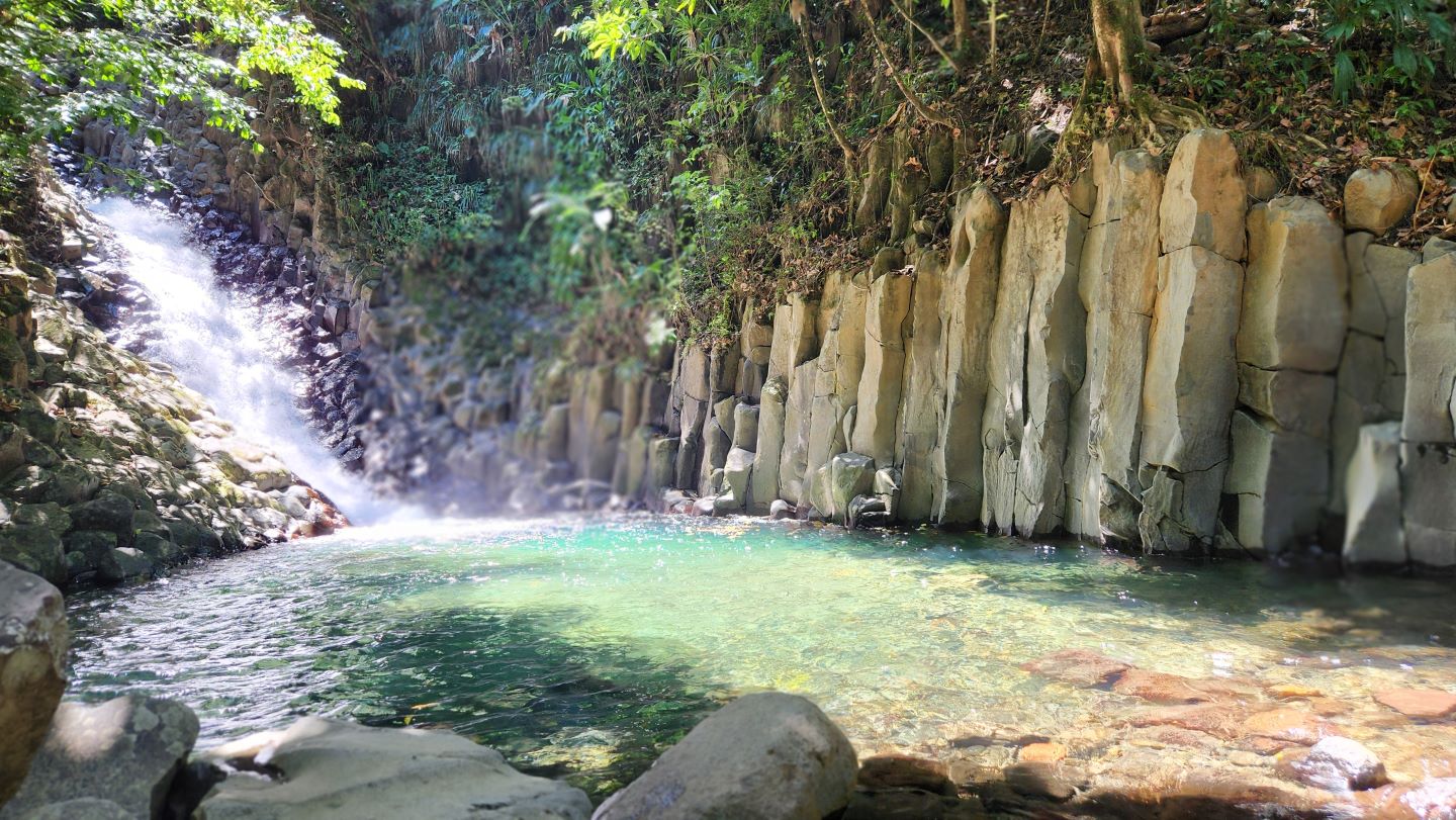 Cascade Paradis — bassin turquoise aux rochers basaltiques dans la forêt de Basse-Terre