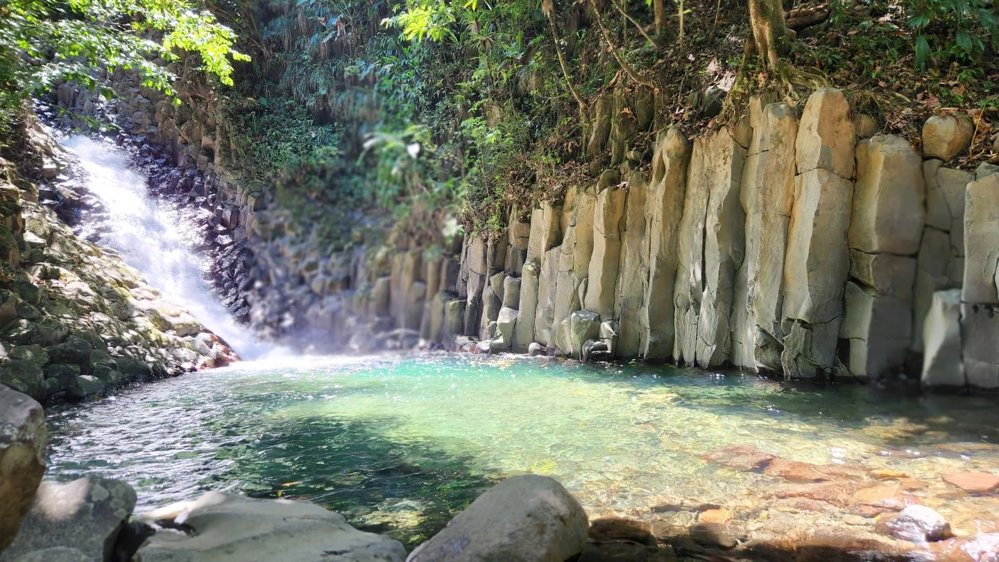 Cascade Paradis — bassin turquoise aux rochers basaltiques dans la forêt de Basse-Terre