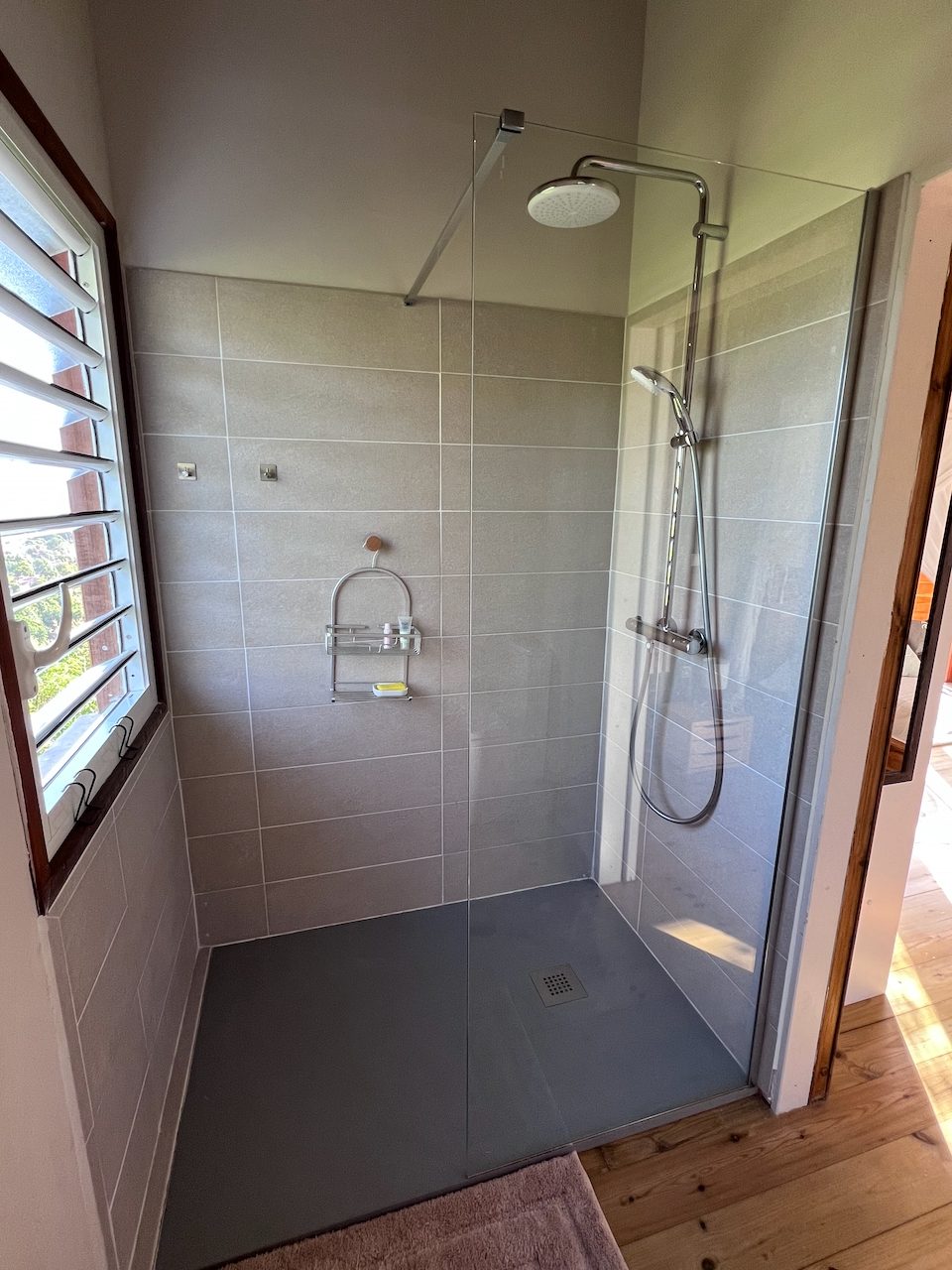 Douche à l'italienne spacieuse avec carrelage clair