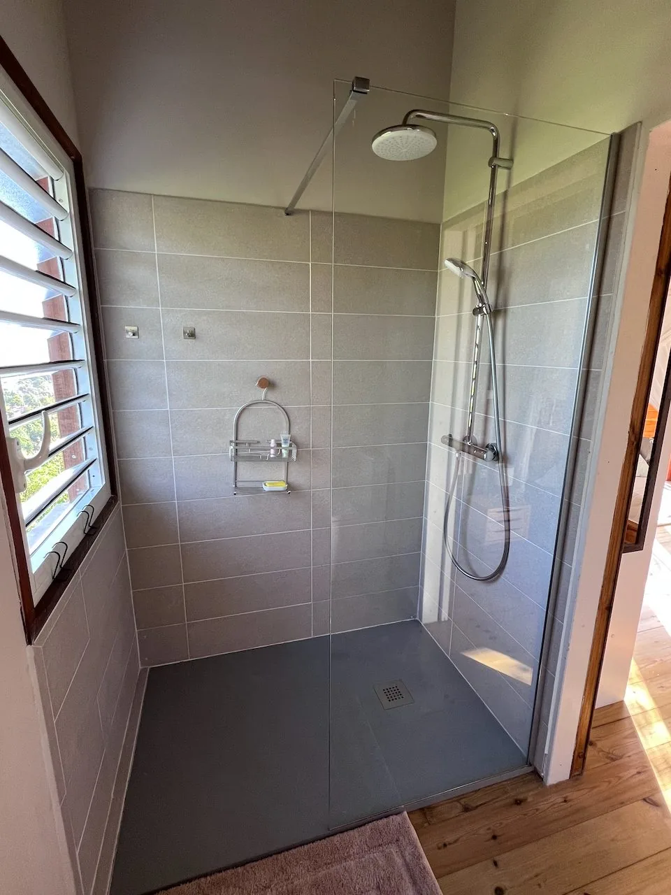 Douche à l'italienne spacieuse avec carrelage clair
