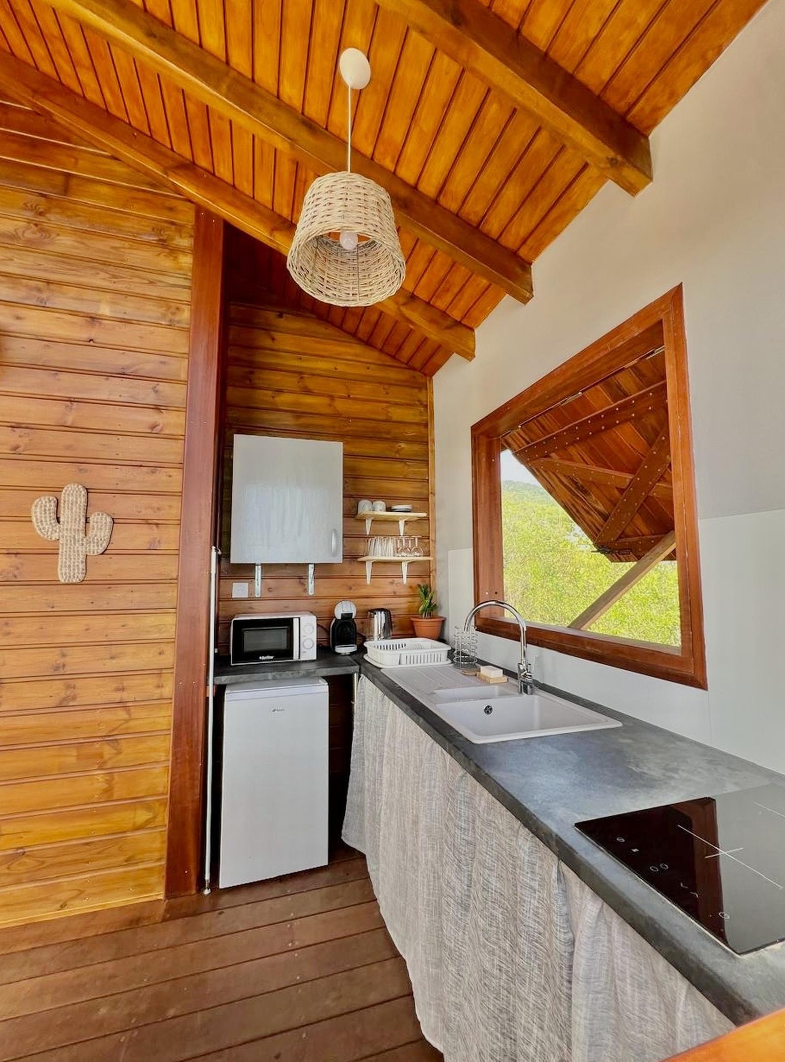 Extérieur du bungalow avec jardin tropical luxuriant