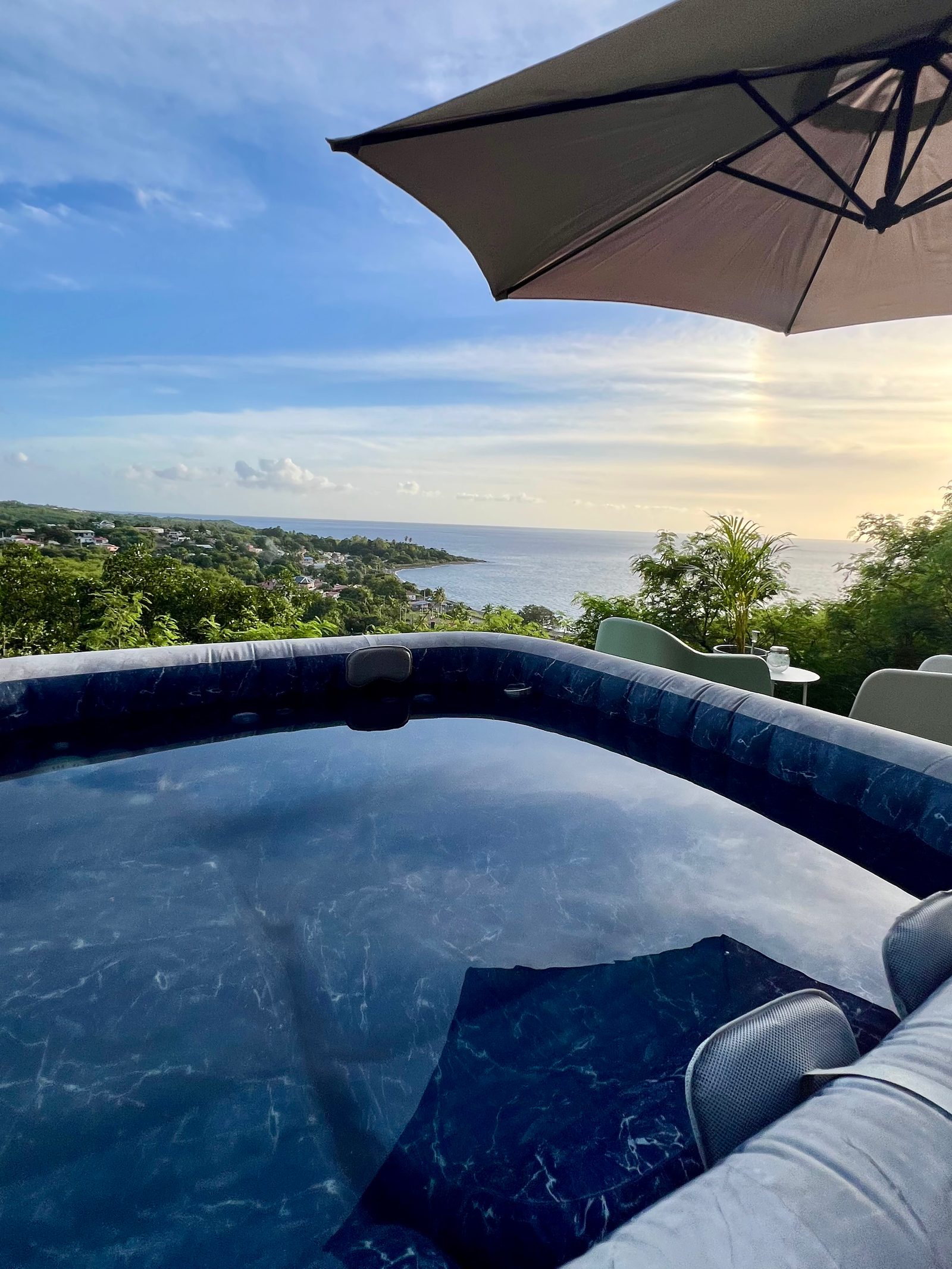 Jacuzzi privé au coucher de soleil avec vue sur la mer des Caraïbes