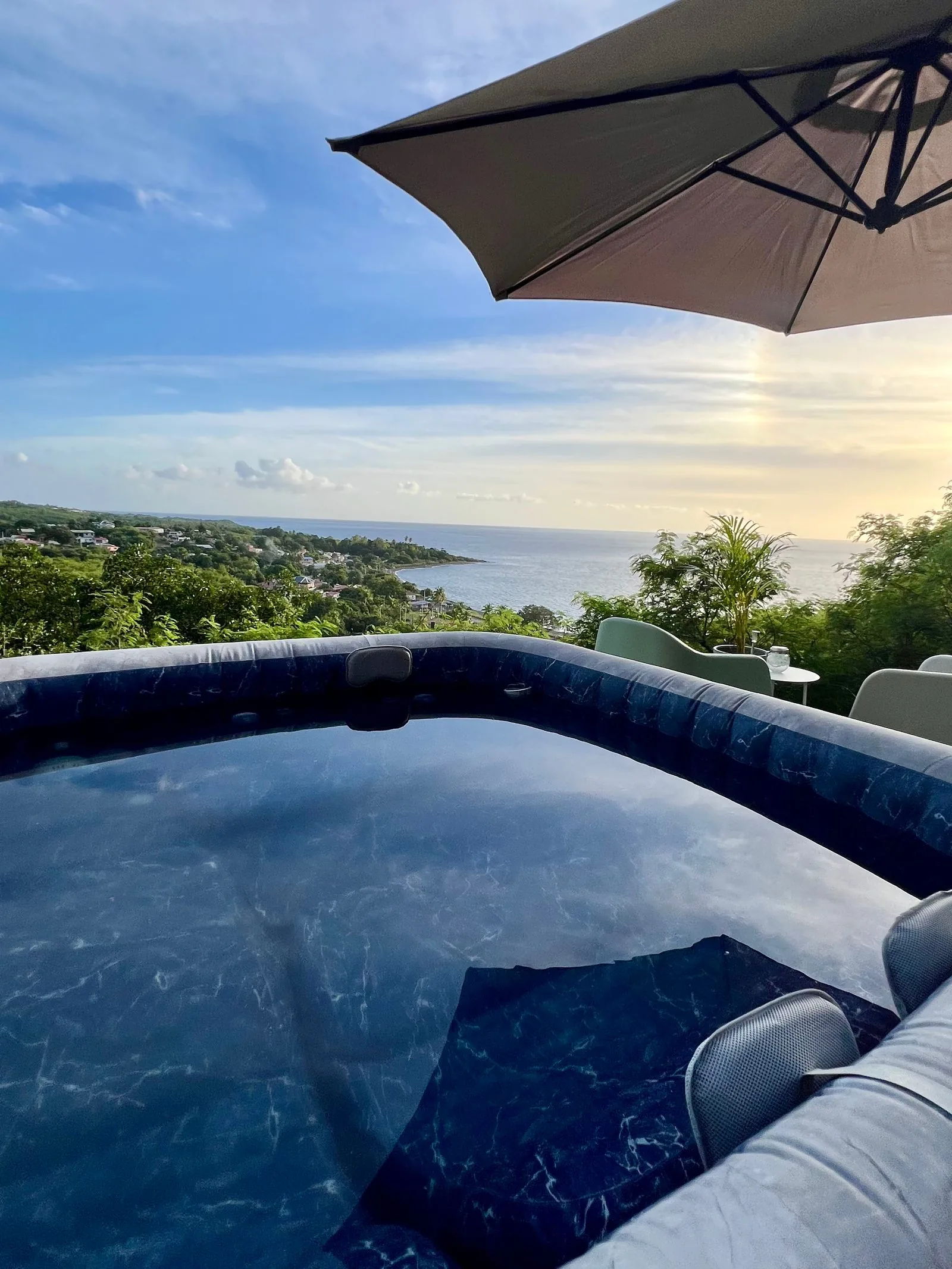 Jacuzzi privé au coucher de soleil avec vue sur la mer des Caraïbes