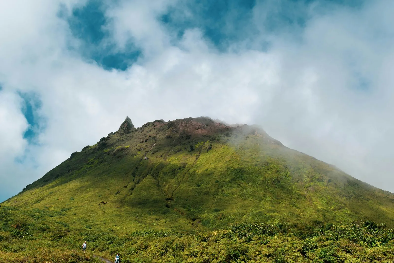 Sommet du volcan La Soufrière enveloppé dans les nuages, Guadeloupe