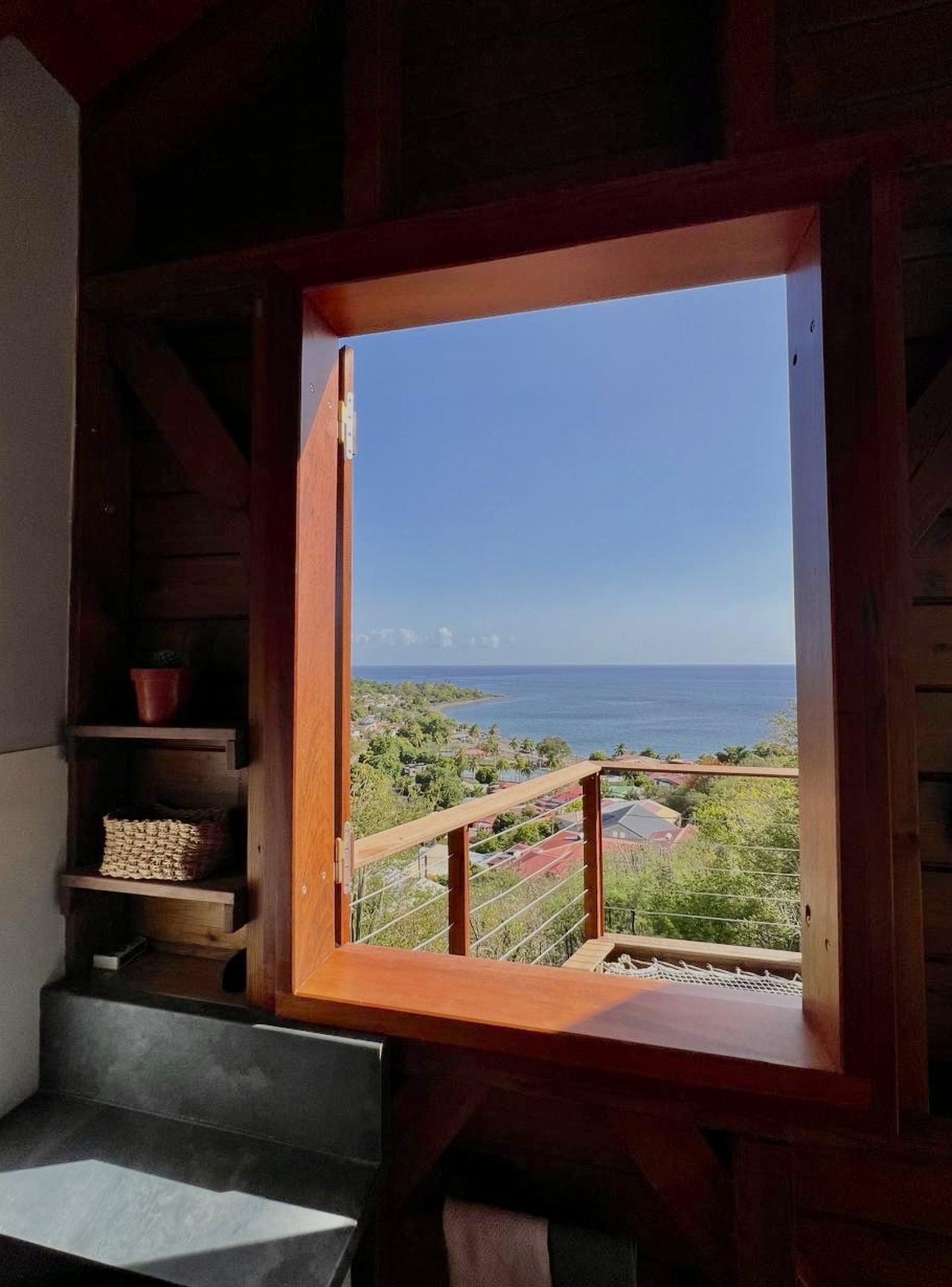 Vue panoramique sur la mer des Caraïbes depuis le bungalow Panorama Kreyòl